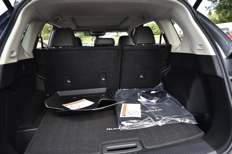 Nissan Rogue Vehicle Full-screen Gallery Image 25