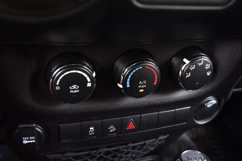 Jeep Wrangler JK Unlimited Vehicle Full-screen Gallery Image 11