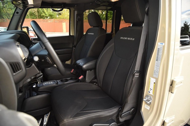 Jeep Wrangler JK Unlimited Vehicle Full-screen Gallery Image 15