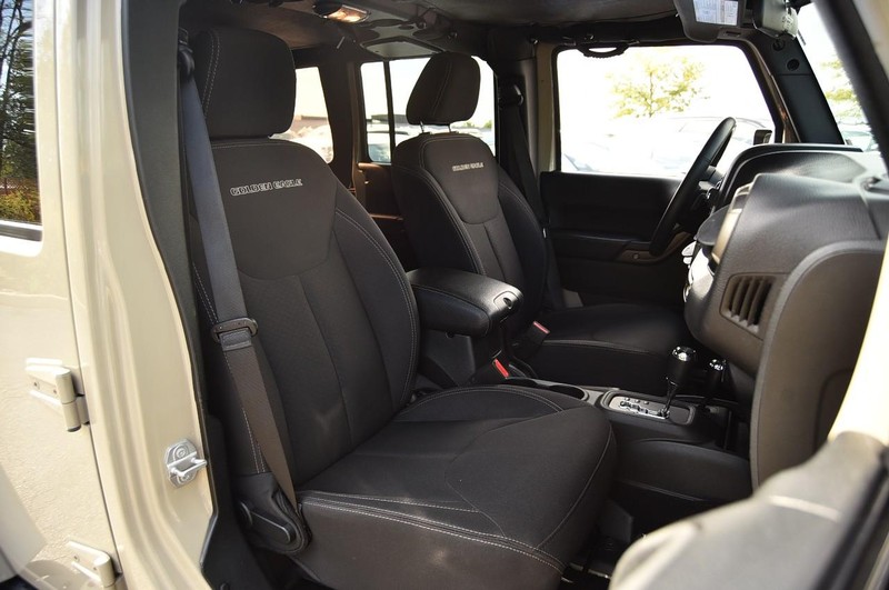 Jeep Wrangler JK Unlimited Vehicle Full-screen Gallery Image 16