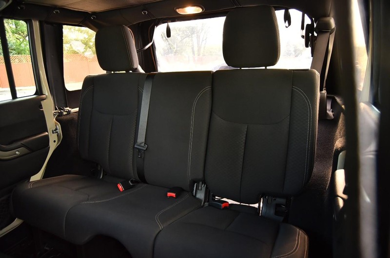 Jeep Wrangler JK Unlimited Vehicle Full-screen Gallery Image 17