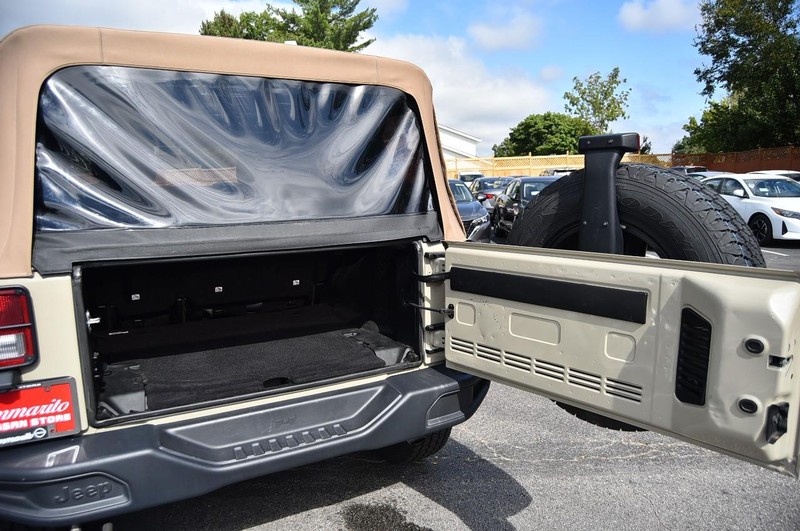 Jeep Wrangler JK Unlimited Vehicle Full-screen Gallery Image 18