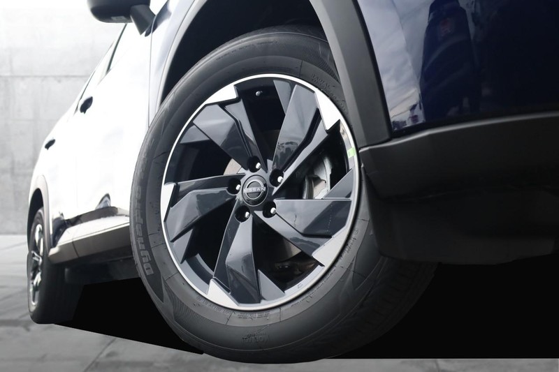 Nissan Rogue Vehicle Full-screen Gallery Image 3