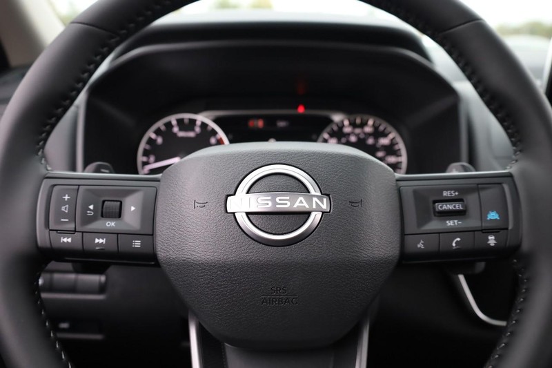 Nissan Rogue Vehicle Full-screen Gallery Image 11