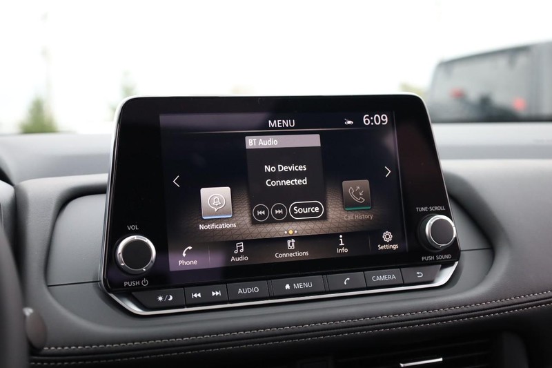 Nissan Rogue Vehicle Full-screen Gallery Image 13