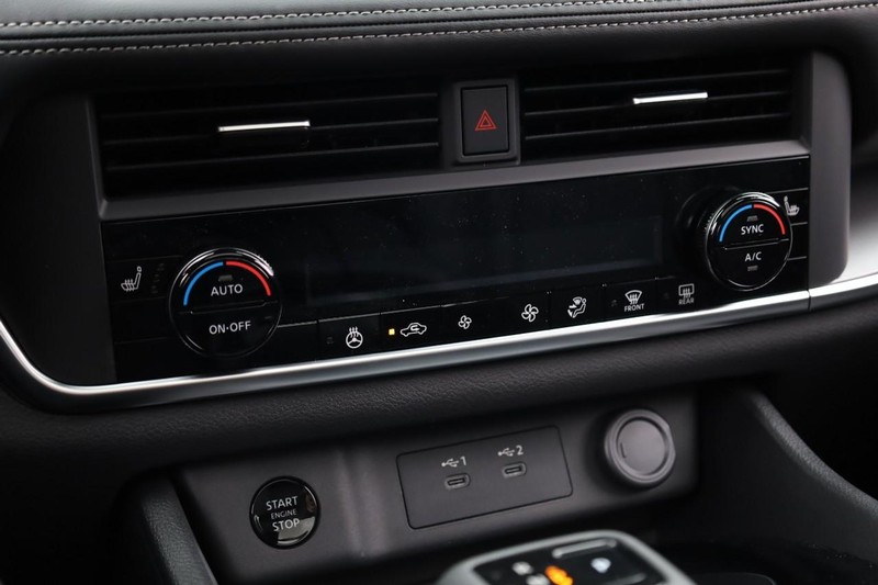 Nissan Rogue Vehicle Full-screen Gallery Image 15