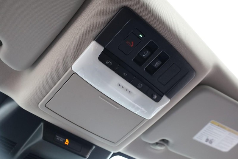 Nissan Rogue Vehicle Full-screen Gallery Image 18