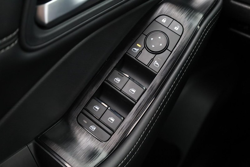 Nissan Rogue Vehicle Full-screen Gallery Image 19