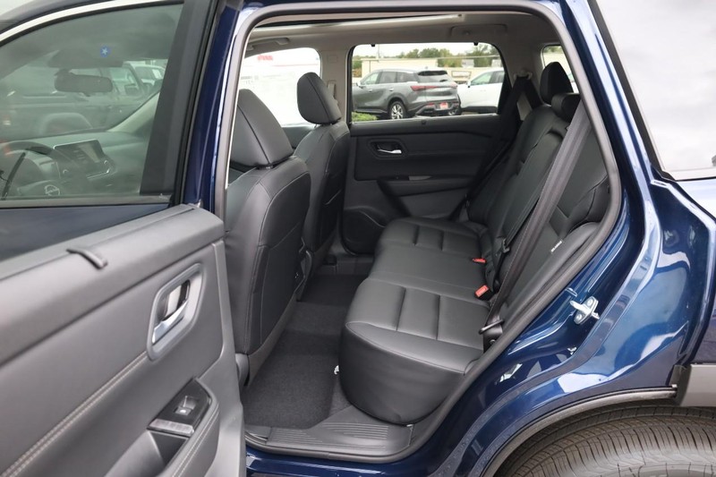 Nissan Rogue Vehicle Full-screen Gallery Image 21