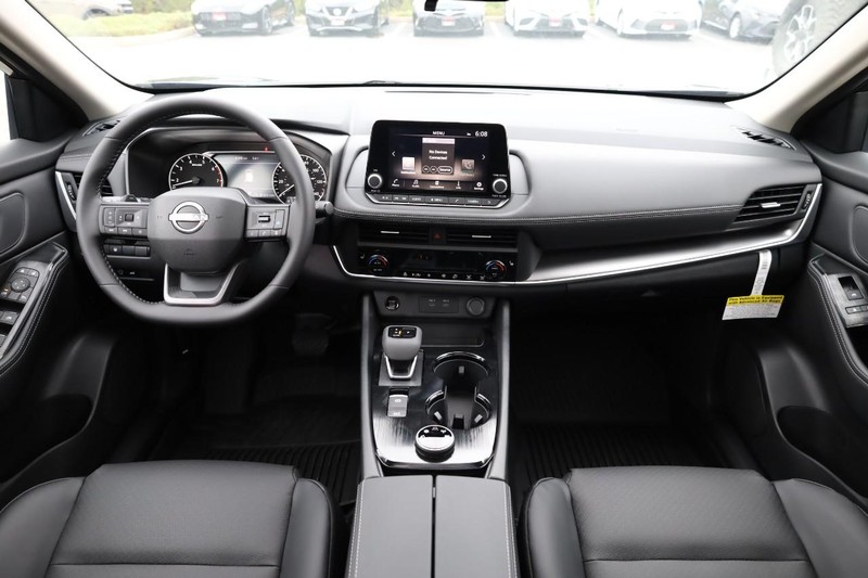 Nissan Rogue Vehicle Full-screen Gallery Image 23