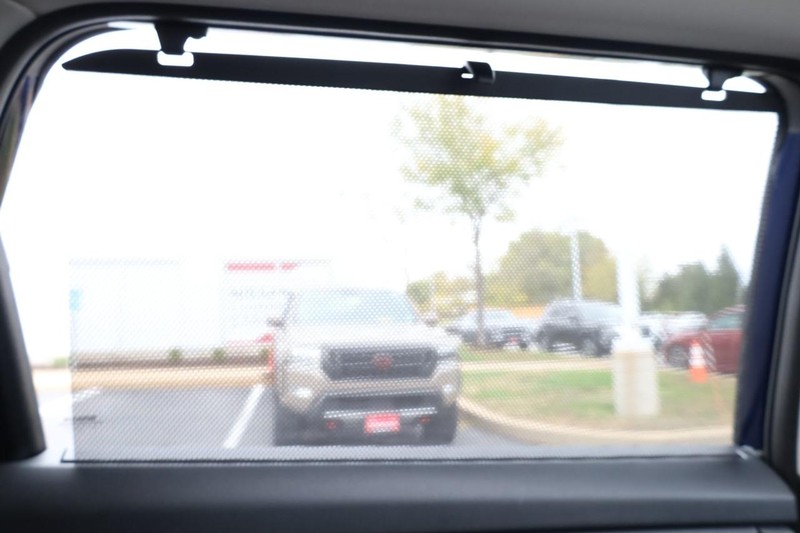 Nissan Rogue Vehicle Full-screen Gallery Image 25