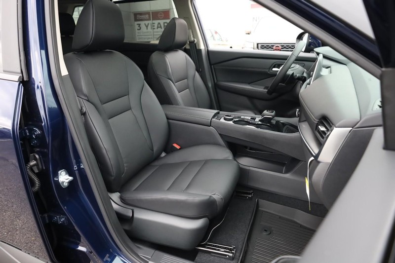 Nissan Rogue Vehicle Full-screen Gallery Image 26