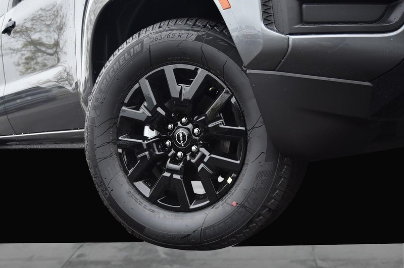 Nissan Frontier Vehicle Full-screen Gallery Image 3