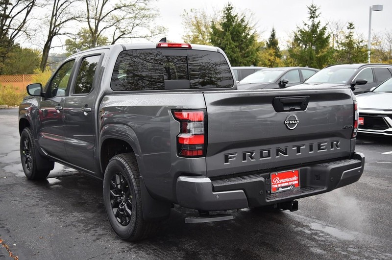 Nissan Frontier Vehicle Full-screen Gallery Image 9