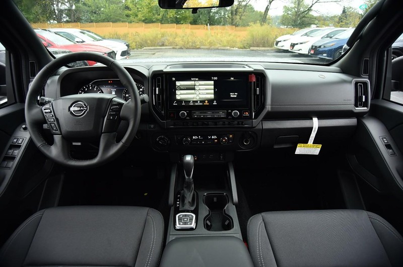 Nissan Frontier Vehicle Full-screen Gallery Image 10