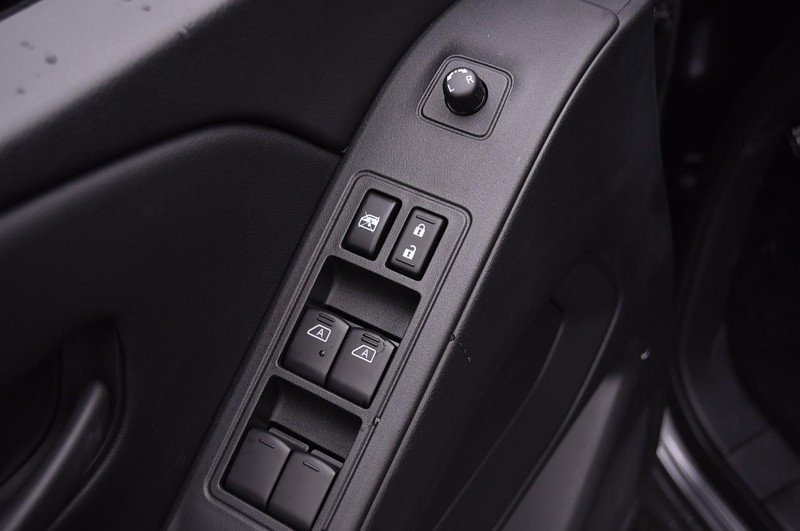 Nissan Frontier Vehicle Full-screen Gallery Image 11