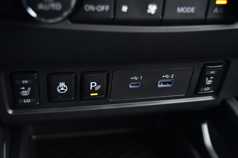 Nissan Frontier Vehicle Full-screen Gallery Image 19