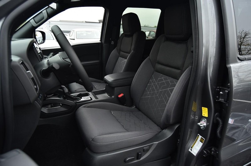 Nissan Frontier Vehicle Full-screen Gallery Image 23