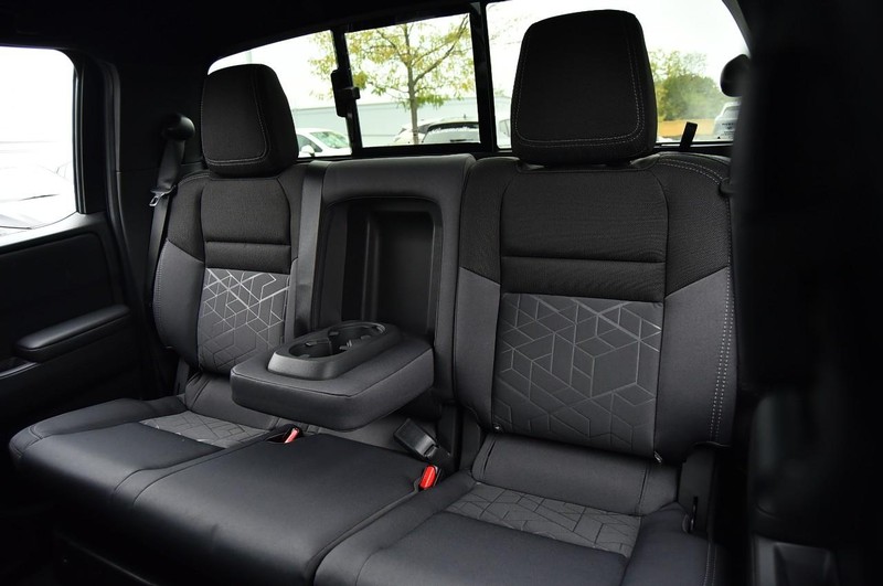 Nissan Frontier Vehicle Full-screen Gallery Image 25