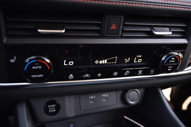 Nissan Rogue Vehicle Image 19