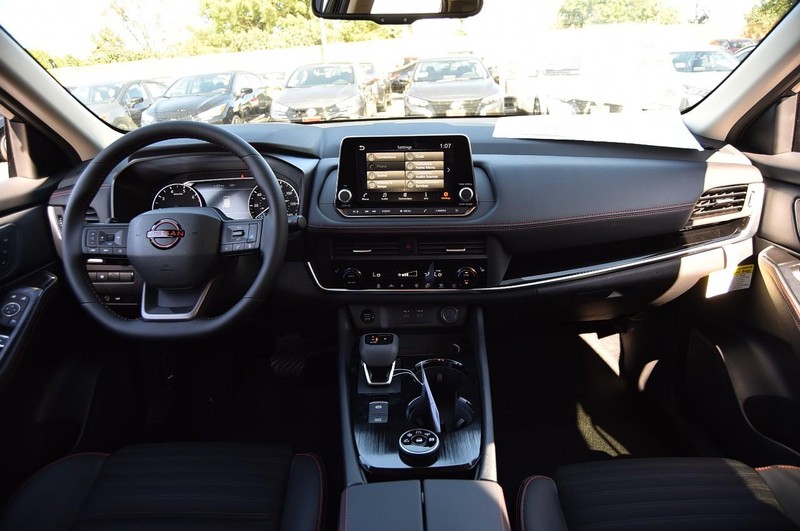 Nissan Rogue Vehicle Image 08