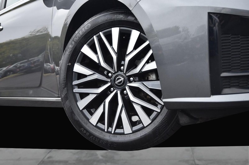 Nissan Altima Vehicle Image 03