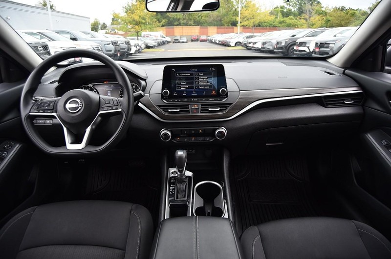 Nissan Altima Vehicle Image 08