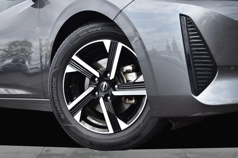 Nissan Sentra Vehicle Image 03