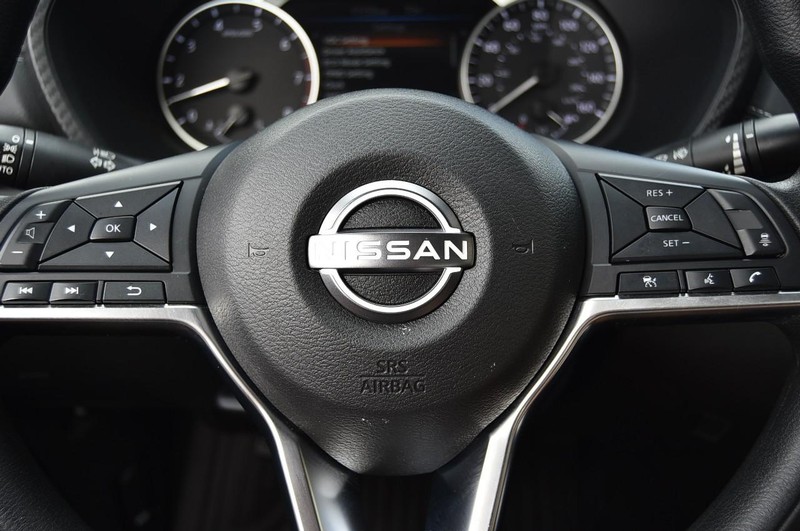 Nissan Sentra Vehicle Image 18