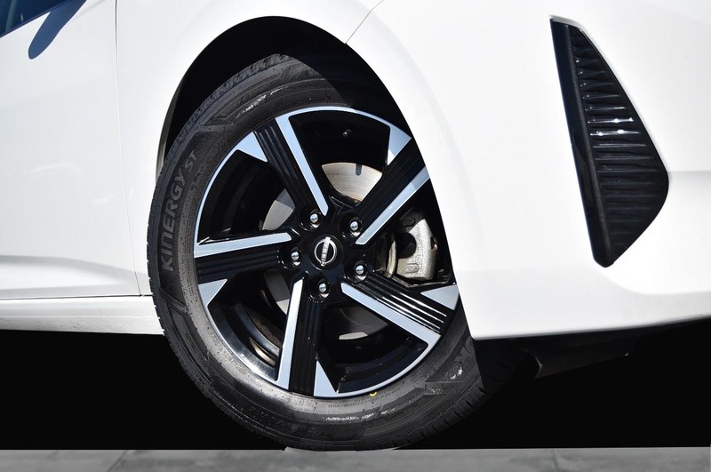 Nissan Sentra Vehicle Image 03