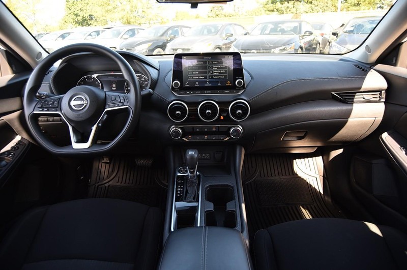 Nissan Sentra Vehicle Image 08