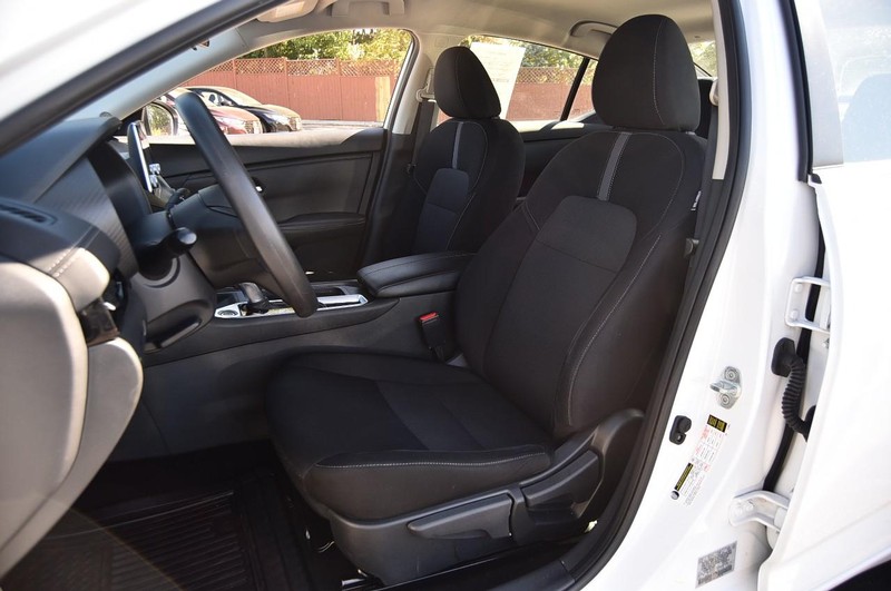 Nissan Sentra Vehicle Image 19