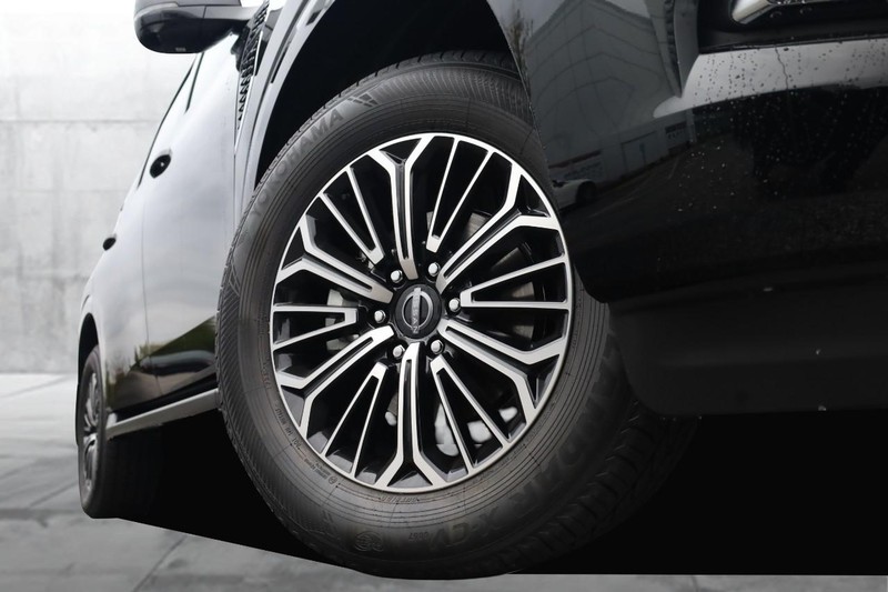 Nissan Armada Vehicle Full-screen Gallery Image 3