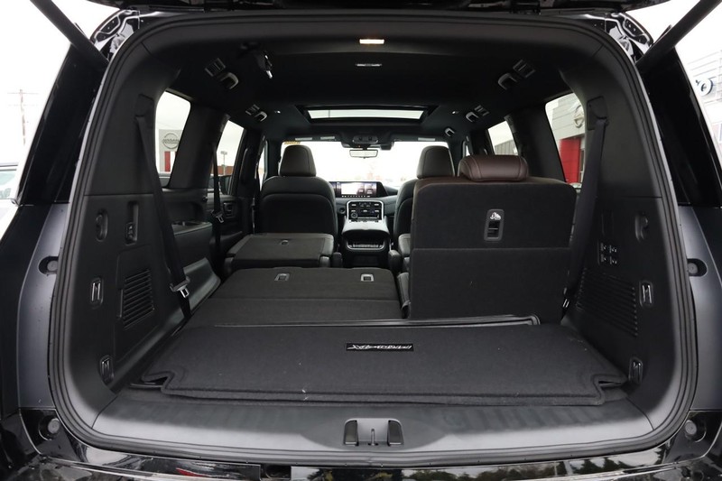 Nissan Armada Vehicle Full-screen Gallery Image 8