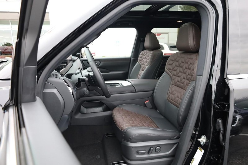 Nissan Armada Vehicle Full-screen Gallery Image 10
