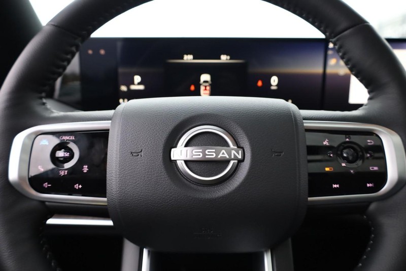 Nissan Armada Vehicle Full-screen Gallery Image 13