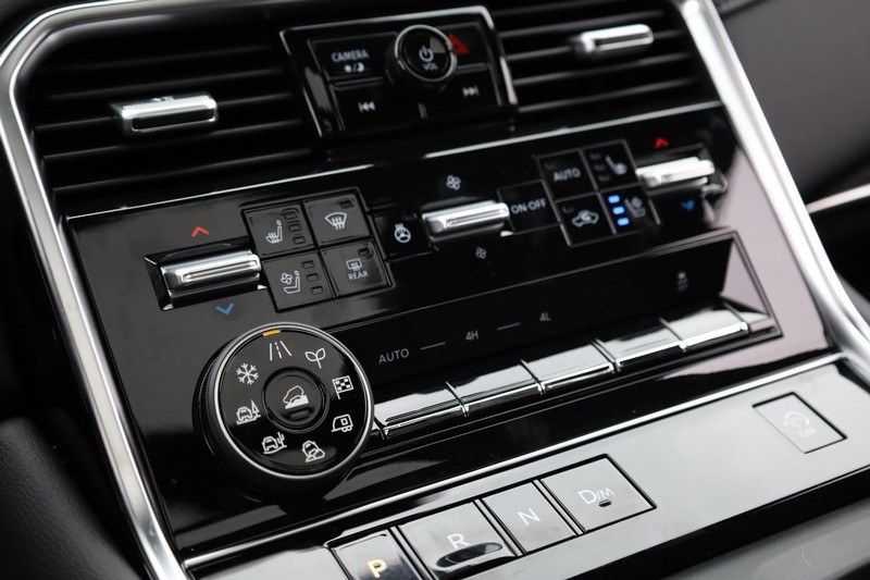 Nissan Armada Vehicle Full-screen Gallery Image 18