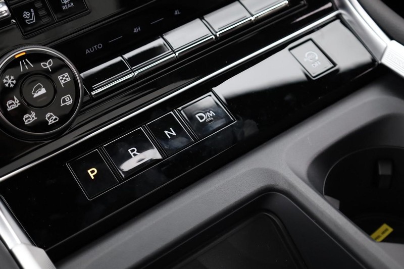 Nissan Armada Vehicle Full-screen Gallery Image 19