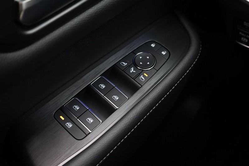 Nissan Armada Vehicle Full-screen Gallery Image 22