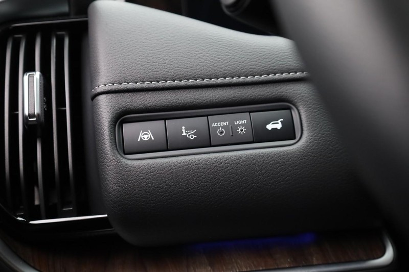 Nissan Armada Vehicle Full-screen Gallery Image 23