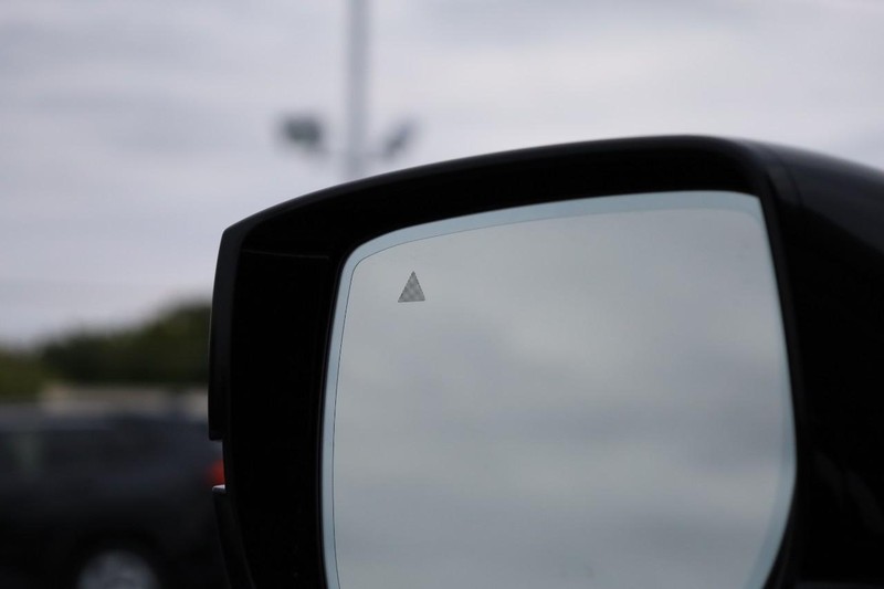 Nissan Armada Vehicle Full-screen Gallery Image 24