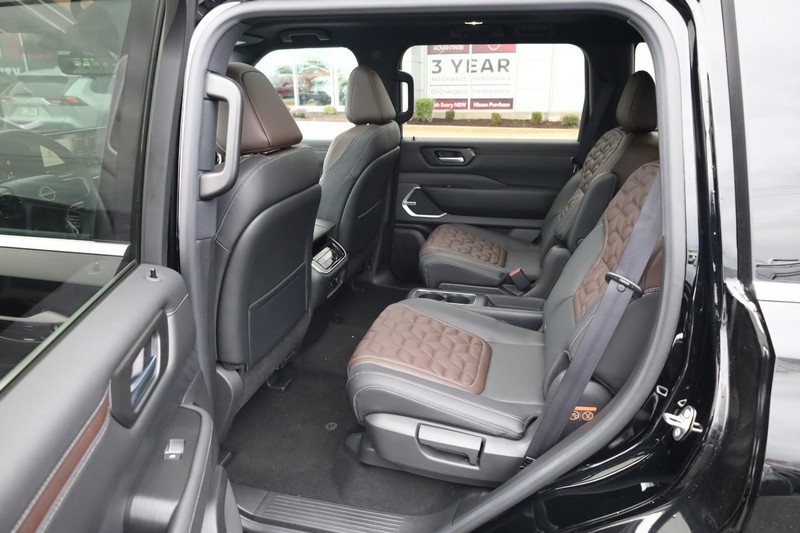 Nissan Armada Vehicle Full-screen Gallery Image 25
