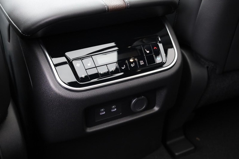 Nissan Armada Vehicle Full-screen Gallery Image 26