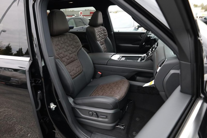 Nissan Armada Vehicle Full-screen Gallery Image 29