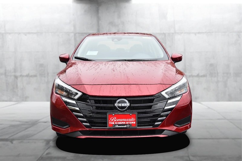 Nissan Versa Vehicle Full-screen Gallery Image 4