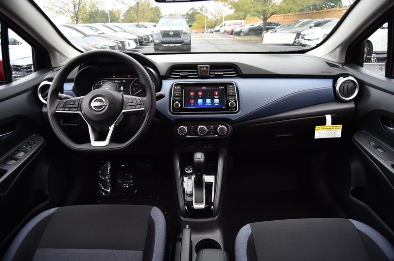 Nissan Versa Vehicle Full-screen Gallery Image 8