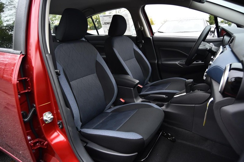 Nissan Versa Vehicle Full-screen Gallery Image 19