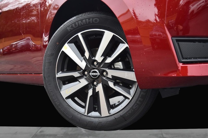 Nissan Versa Vehicle Full-screen Gallery Image 3