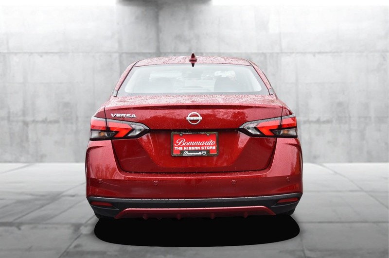 Nissan Versa Vehicle Full-screen Gallery Image 6