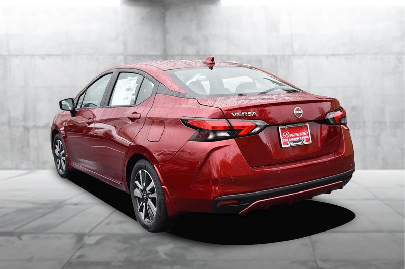 Nissan Versa Vehicle Full-screen Gallery Image 7